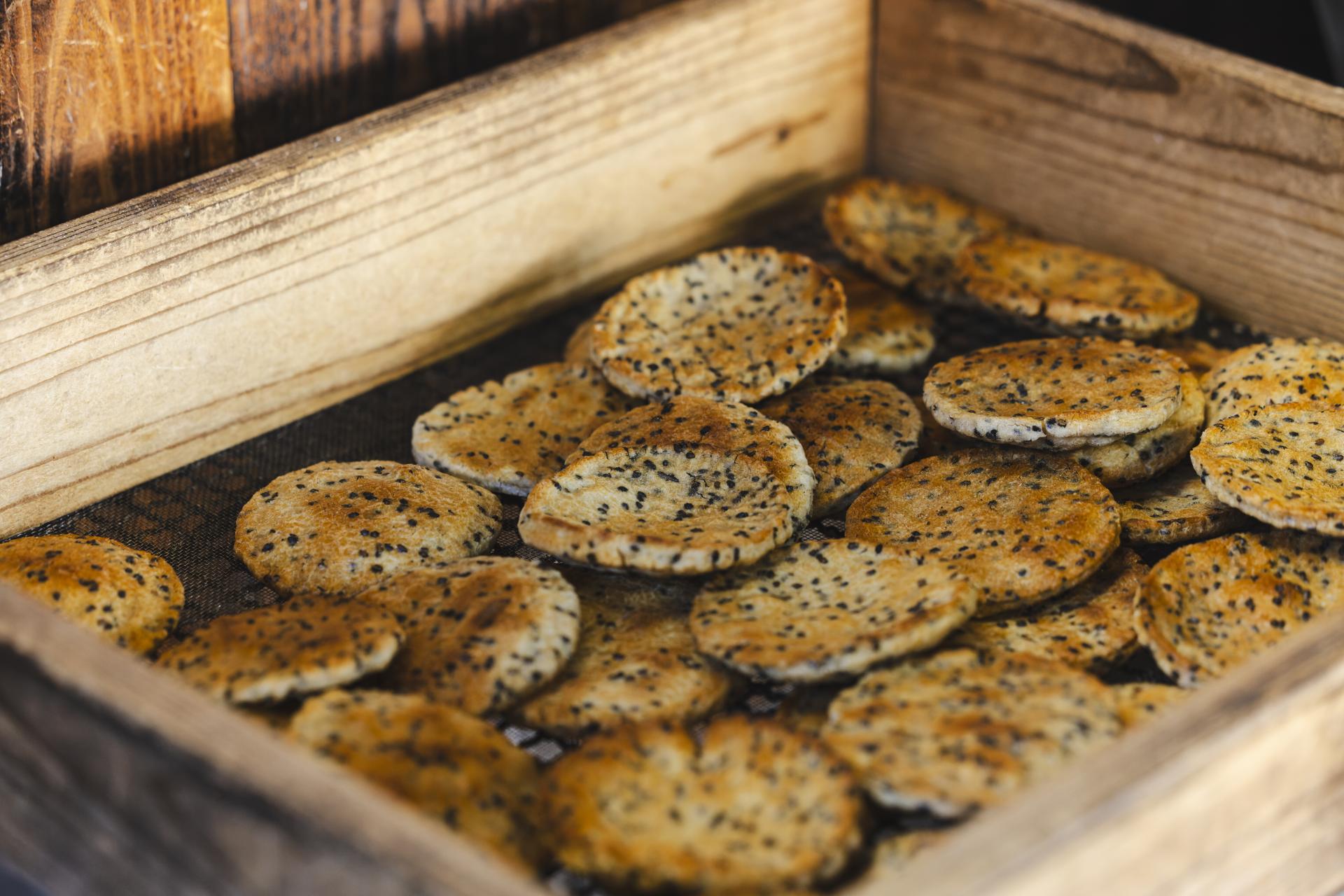 一枚ずつ向き合う、職人の手仕事